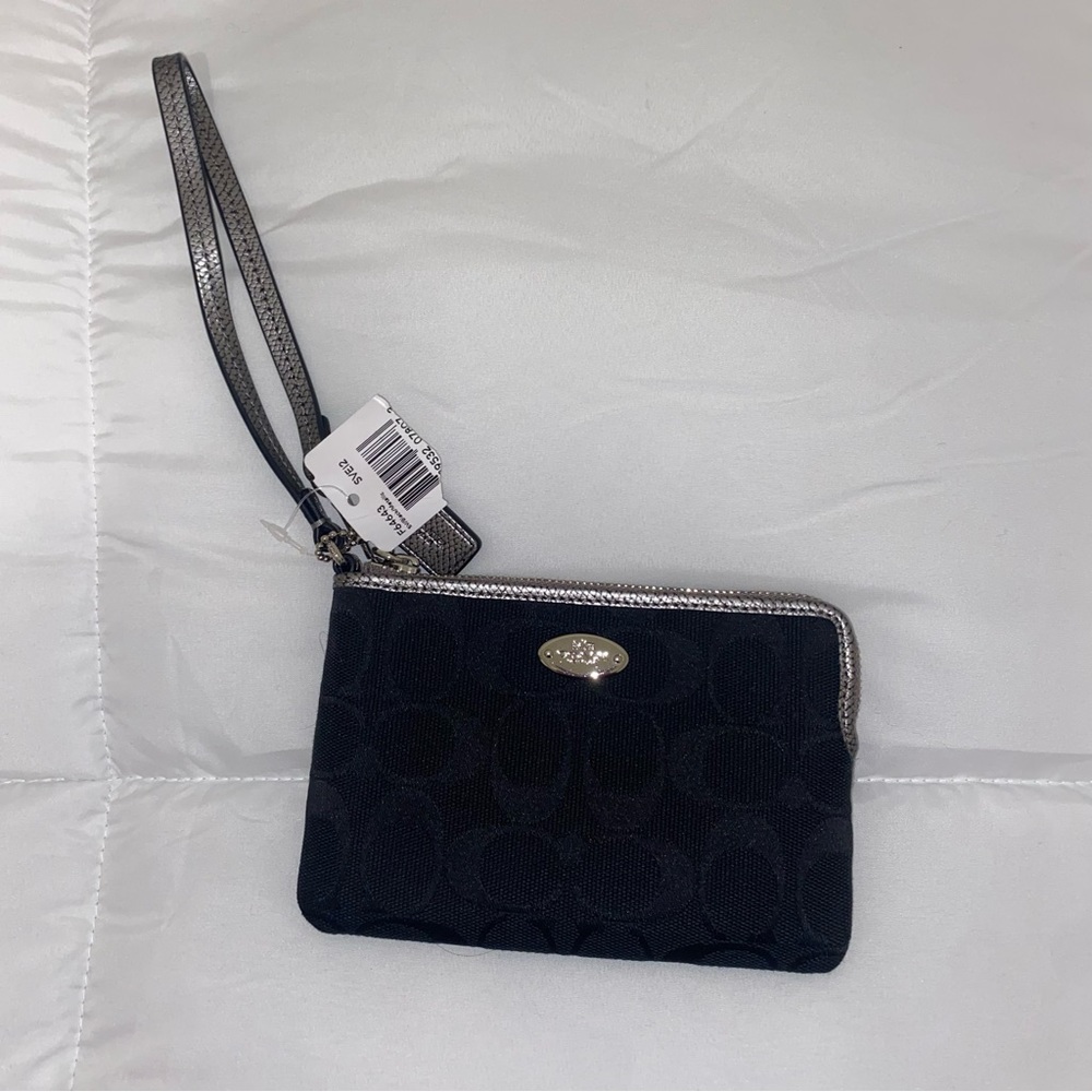 *BRAND NEW* Coach wristlet